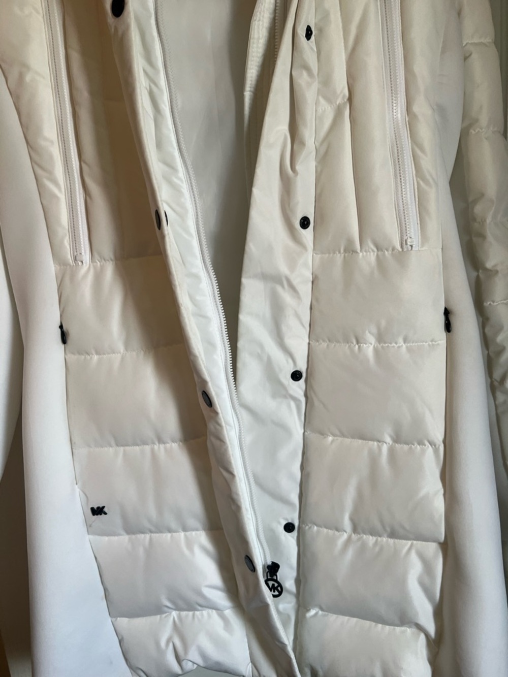 Michael Kors White Quilted Hooded Puffer Coat with Faux Fur Trim - Picture 4 of 8